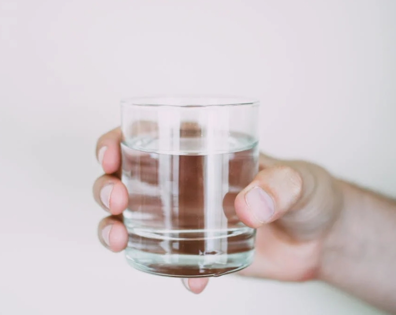 睡前喝水危害甚于吃夜宵？这三种“水”，千万别喝！